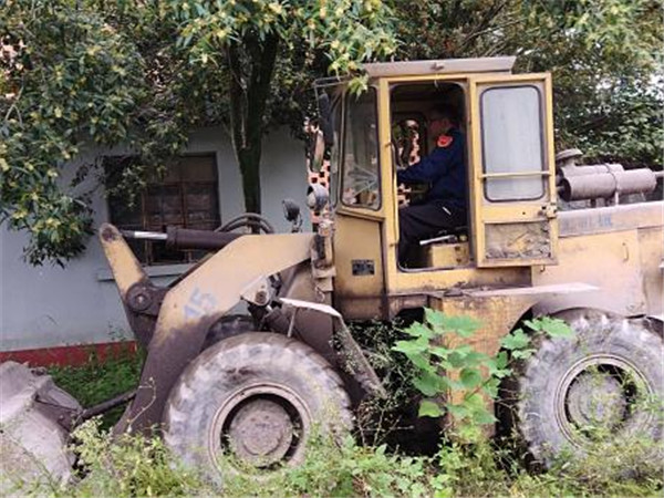 美化環(huán)境凝人心 雨中堅(jiān)守顯真情——隆山科峰公司黨支部開展主題黨日活動6.jpg