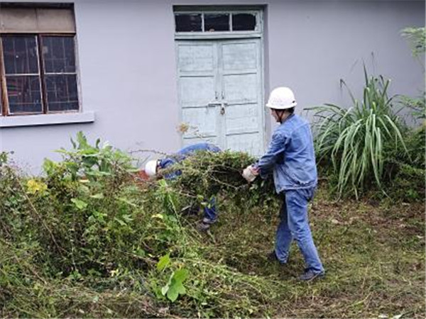 美化環(huán)境凝人心 雨中堅(jiān)守顯真情——隆山科峰公司黨支部開展主題黨日活動1.jpg